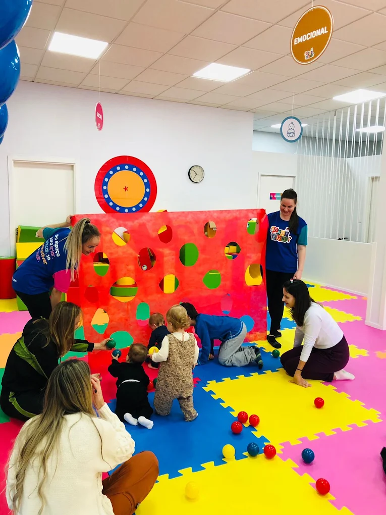 Sala de estímulos da Baby Gym Pato Branco com tapete sensorial colorido